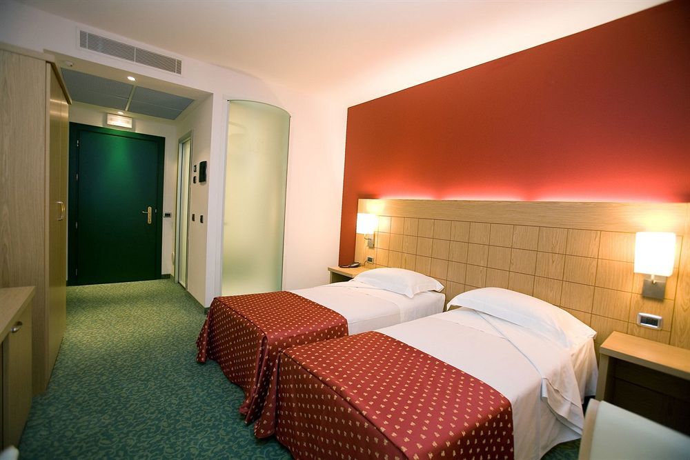 Hotel Senator Gorgonzola Ruang foto